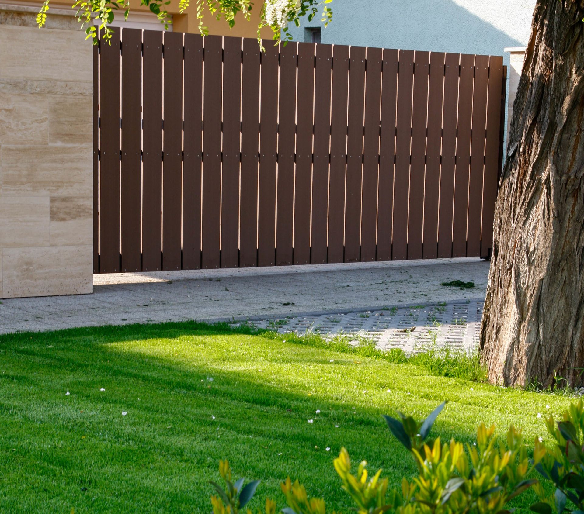 2 m-es WPC kerítés lécek függőlegesen telepítve