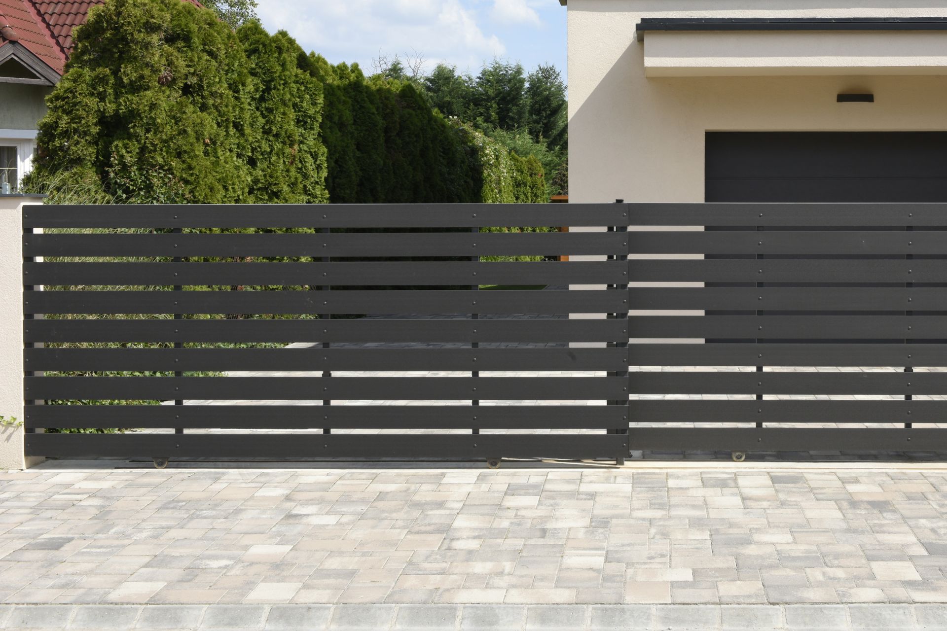 Szürke WPC kerítéslécek vízszintes telepítéssel