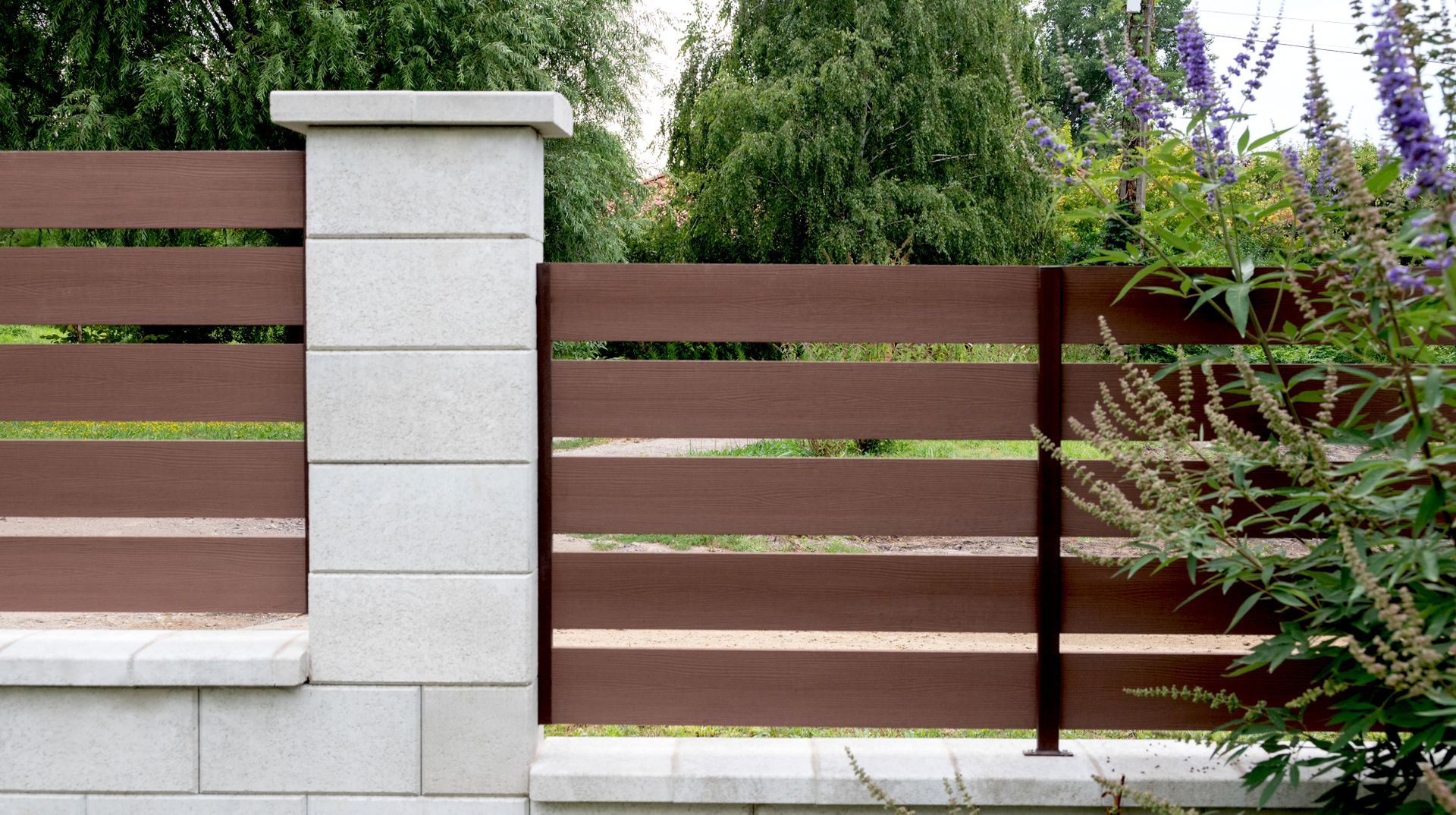 Forest Hybrid WPC kerítés, kert felőli oldal, 3D TimberLines mintával