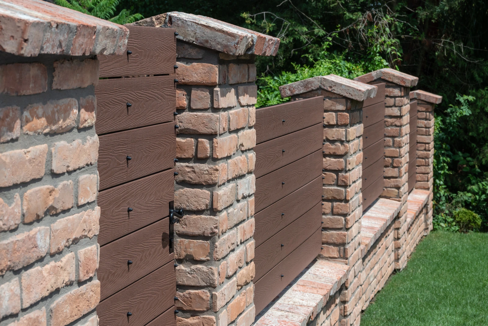 Romantikus kő-WPC kerítés az erdőszélen