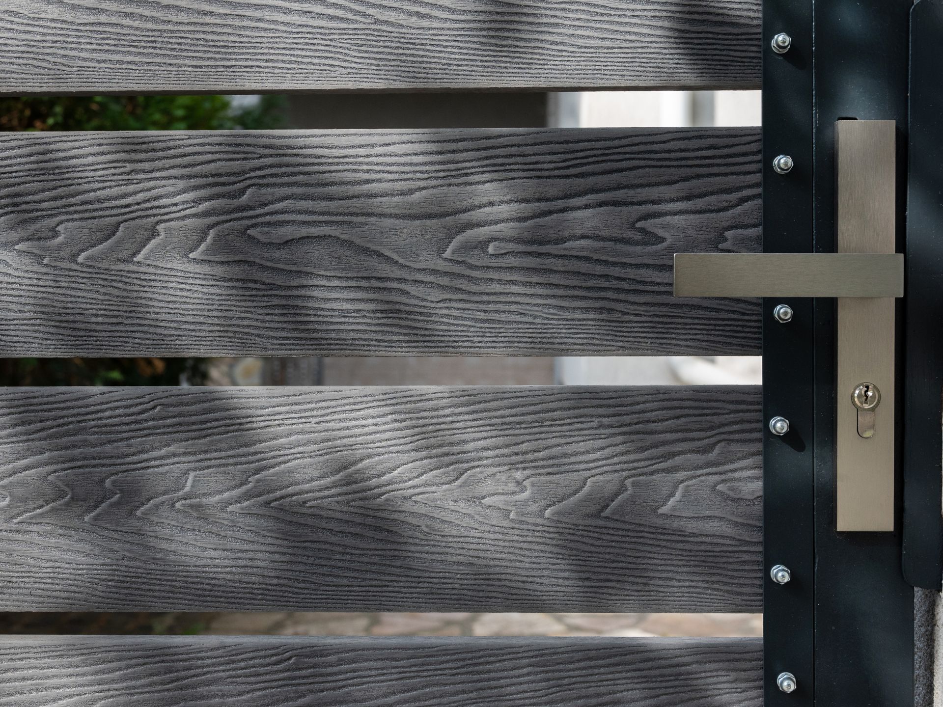 Személybejáró világosszürke, famintás WPC kerítésléccel