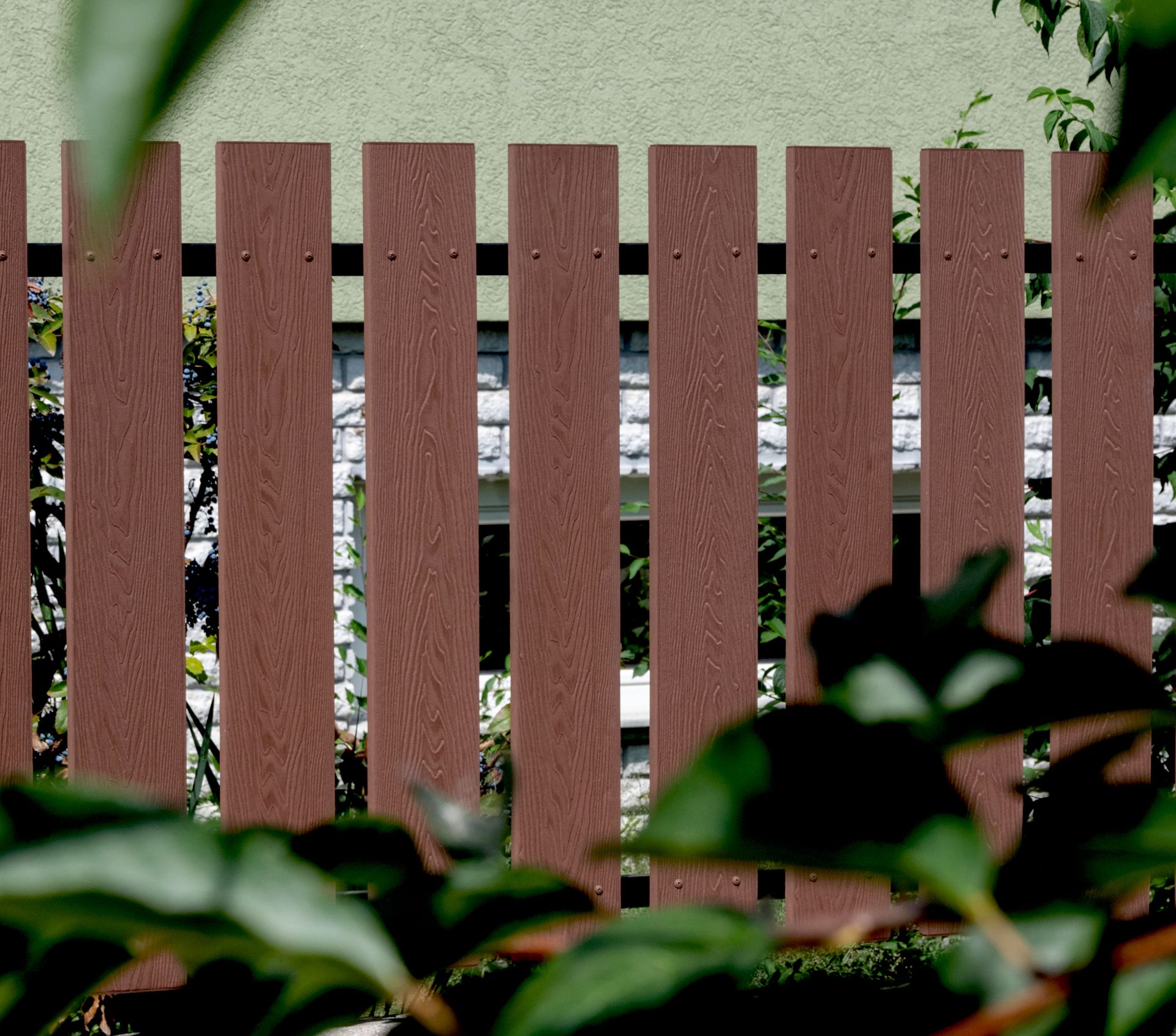 Függőlegesen telepített 20x140mm-es WPC kerítés