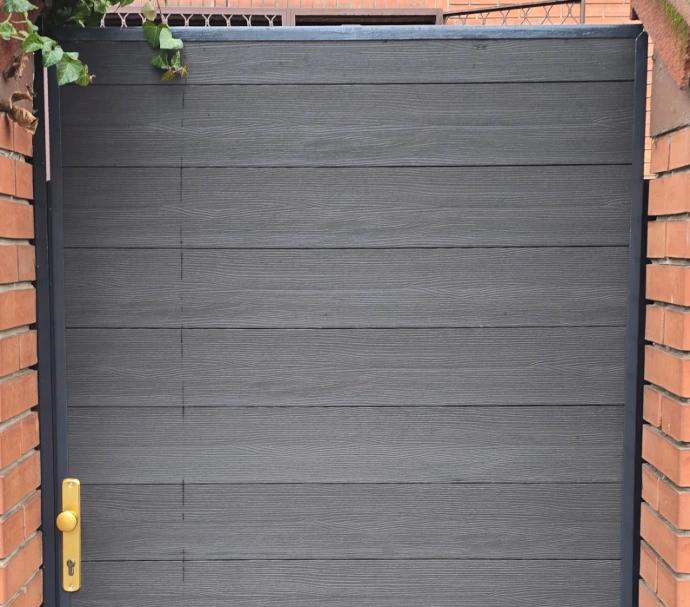 Kiskapu WPC kerítéssel