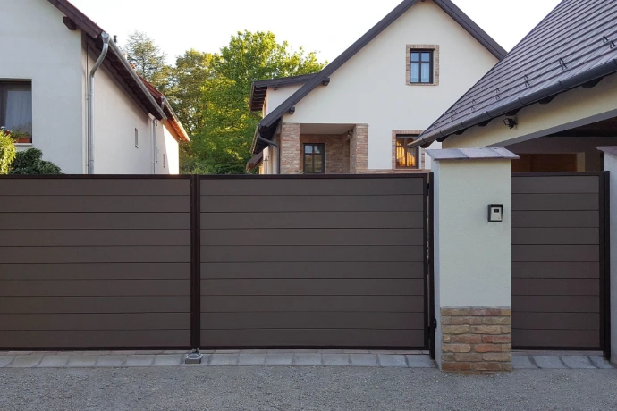 Kapu zárt WPC kerítéselemekkel