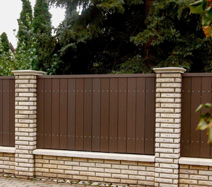 125 cm-es WPC kerítéslécek állítva