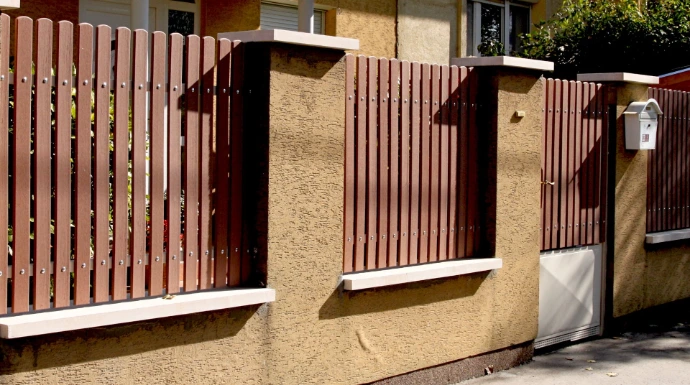 Tömör WPC kerítéselem, klasszikus fahatású kerítésként