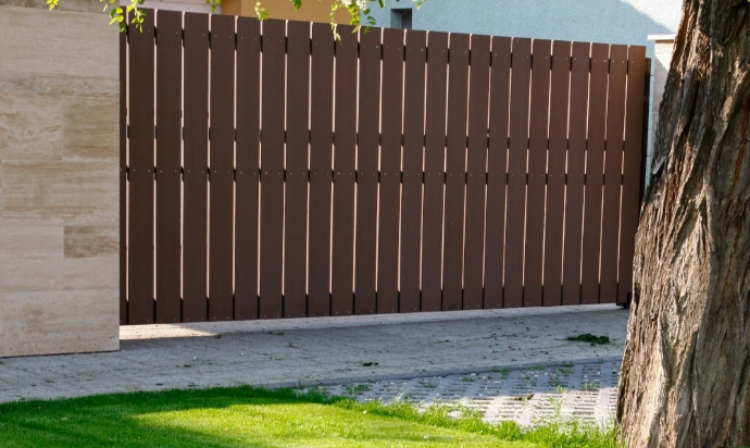 Függőlegesen telepített WPC kerítéslécek